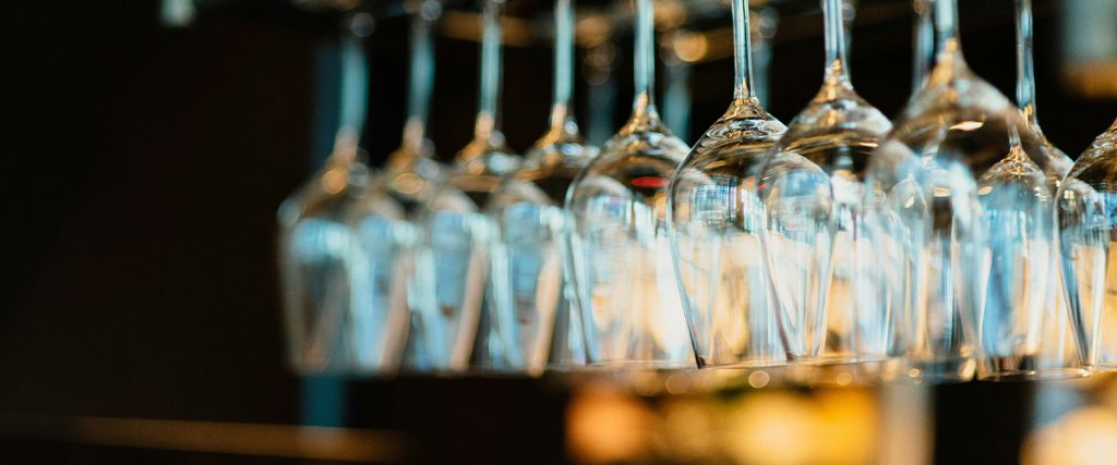 飲食店の業態やコンセプトに合わせたグラスや備品の選定、名入れ制作、販促ツールの提供など、店舗の魅力とブランド力を高める提案内容を紹介